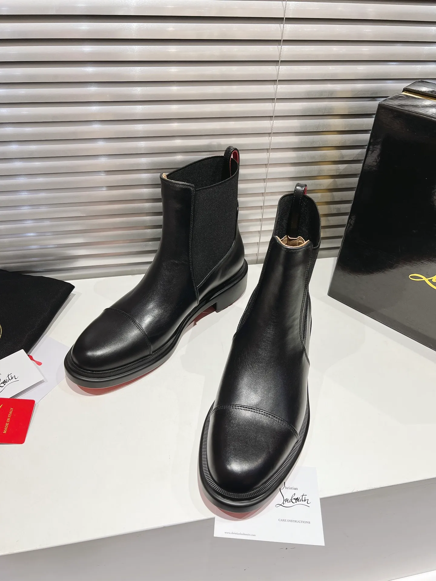 👟👟Ex-factory price 800👟👟 ╔Chelsea black nude boots╗ ·Top version customization·2024𝐬𝐬 Urbino Chelsea ankle boots are charming with smooth lines. The boots are made of black calfskin and feature a tonal rubber sole with the signature Maison Christian Louboutin Loubi red. This urban style features a heel tab and elastic side panels making it easy to put on 𝑪𝒉𝒓𝒊𝒔𝒕𝒊𝒂𝒏 𝑳𝒐𝒖𝒃𝒐𝒖𝒕𝒊𝒏 ▪️No matter the last shape, fabric, diamonds, nails, lining, outsole, they are all as close to ZP as possible... ▪️The original sole is specially provided by the original factory ▪️The lining is imported water-dyed cowhide ▪️Private customization time is about 3-7 days —————— Size: Men's 39M-47M